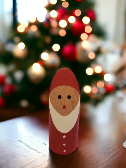Petit père Noël en bois de hêtre sculpté à la main