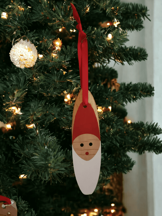 Suspension en bois tête de père Noël accrochée à un sapin