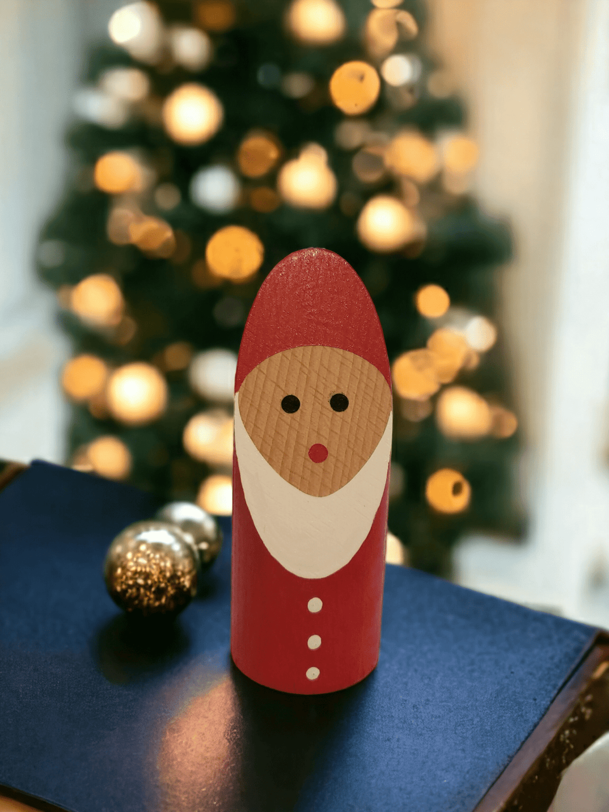 Petit père Noël en bois de hêtre sculpté à la main